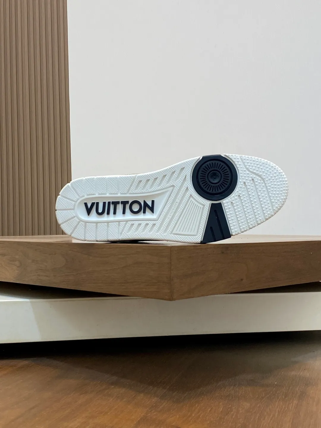 💰900 LV TRAINER python pattern sneakers for men are shipped. The early version of the LV Vuitton World official website is made of gorgeous python pattern stitched together in different parts. Creative inspiration drawn from retro basketball shoes continues the classic style and incorporates colorful natural patterns to create this new sneaker. The side is decorated with the Vuitton logo, the tongue and heel are decorated with LV letters, and the classic rubber outsole is decorated with Monogram flowers. Needless to say, the comfort of Lujia's shoes is very masculine! Completely packaged! Size: 39-40-41-42-43-44 standard leather shoe size (38/45/46 can be customized and does not support returns or exchanges)